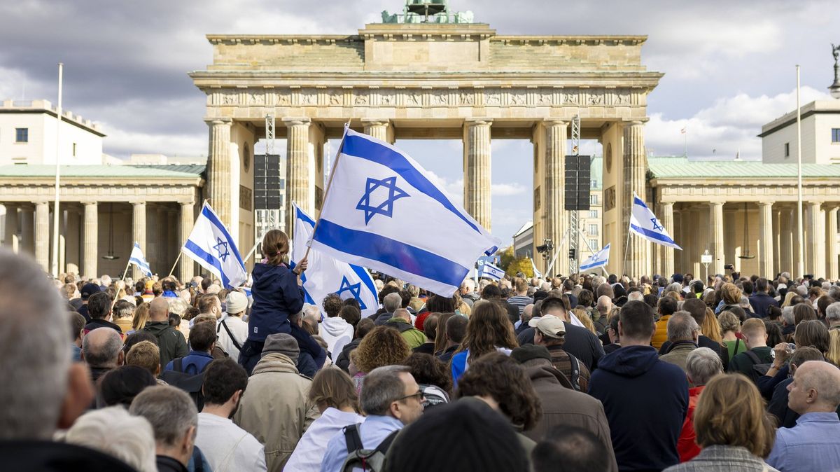 V Berlíně protest proti antisemitismu, v Sarajevu lidé podpořili Palestince